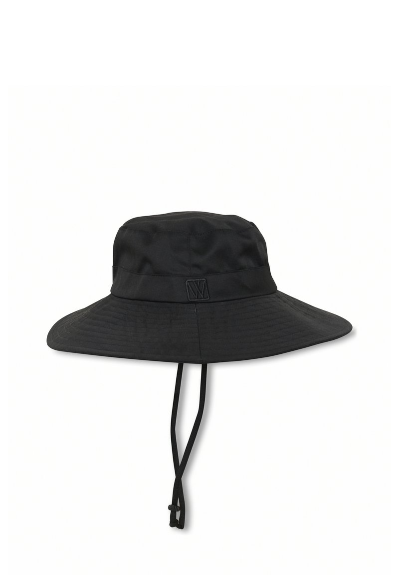 Svart bucket hat med bred, platt brätte, tillverkad av slätt tyg. Har en logopatch och justerbara hakband för en säker passform.