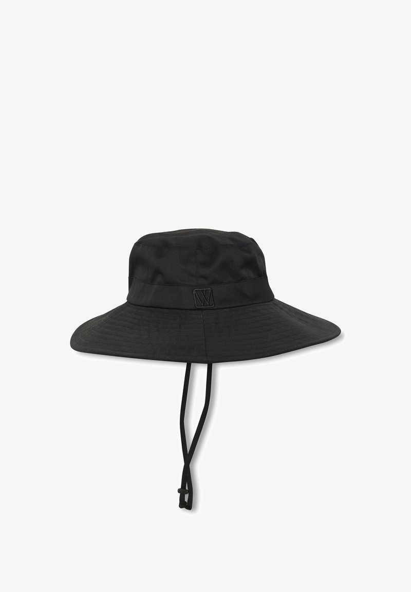 Svart bucket hat med bred, platt brätte, tillverkad av slätt tyg. Har en logopatch och justerbara hakband för en säker passform.