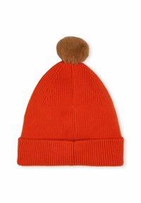 Bonnet en tricot orange avec un revers, motif côtelé texturé et un pompon en fausse fourrure marron sur le dessus.