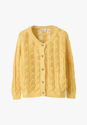 Cardigan galben tricotat cu model în formă de cablu, cinci nasturi din lemn, manșete și tiv cu nervuri, și guler în V.