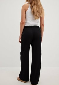 NA-KD WEITE STRUKTURIERTE - Püksid - black