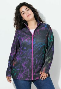Chaqueta de forro polar con base negra y patrones abstractos multicolores en púrpura, verde y rosa. Cierre con cremallera completa y diseño de cuello alto.