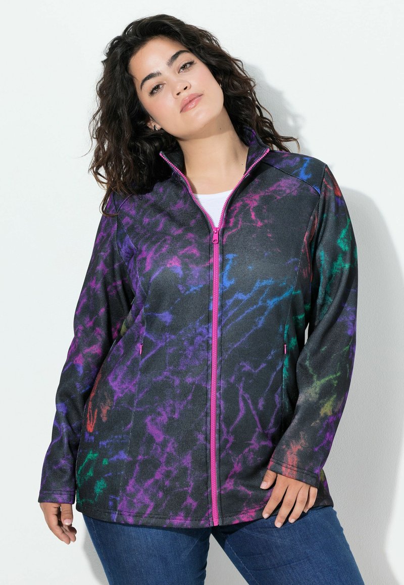 Chaqueta de forro polar con base negra y patrones abstractos multicolores en púrpura, verde y rosa. Cierre con cremallera completa y diseño de cuello alto.
