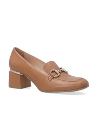 Tanfarbenes Leder Schuh mit Blockabsatz, runder Zehenform, einem dekorativen silbernen Kettenakzent und einer glatten Textur.