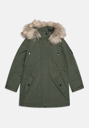Parka verde oliva con cappuccio in pelliccia sintetica, dotata di zip frontale, tasche laterali e vita regolabile per una vestibilità su misura. Materiale impermeabile.