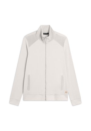 Giacca zip-up grigia chiara con colletto alto, pannelli texture sulle spalle e due tasche laterali. Presenta un dettaglio di marca sul lato inferiore.