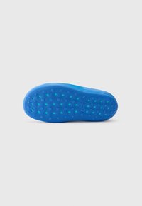 Semelle en caoutchouc bleu avec un motif texturé composé de formes circulaires et allongées, ainsi que de petites accents en teal pour la traction.