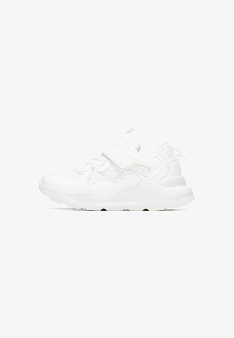 Zapatillas blancas con parte superior de malla texturizada y cuero liso, suela gruesa de goma y doble cierre con cordones y tira de Velcro.