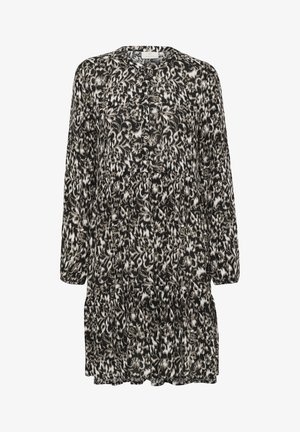 Čierno-biely vzorovaný šaty s okrúhlym výstrihom, dlhými rukávmi a detailmi s gombíkmi; volánkový lem pridáva textúru a objem.