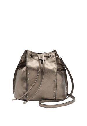 Metaliczna miedziana torba typu bucket ze skóry, z ściągaczem, ćwiekami po bokach oraz cienkim, regulowanym paskiem na ramię, na białym tle.