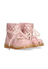 Botas acolchadas rosas con cordones en la parte delantera, suela de goma y detalle de cremallera. Presentan superficies lisas y texturizadas, con acentos metálicos.