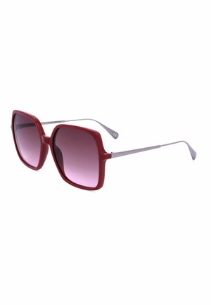 Occhiali da sole quadrati con montatura in plastica rosso scuro e sottili aste metalliche argento, mostrati inclinati su sfondo bianco.