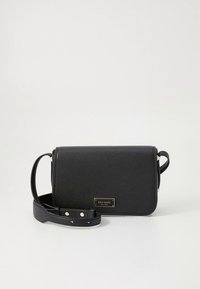 Sort læder crossbody-taske med en struktureret overflade, guldfarvede metaldele, aftagelig rem og en frontplade med logo.