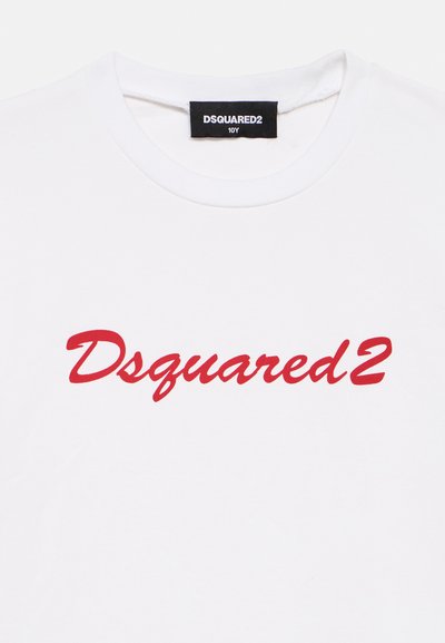 T-shirt en coton blanc à encolure ronde, arborant un logo rouge cursif "Dsquared2" bien visible sur le devant.