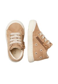 Beżowe sneakersy zamszowe dla maluchów z białymi sznurówkami, bocznym zamkiem, gumową podeszwą i małymi haftowanymi detailemi kwiatowymi na białym tle.