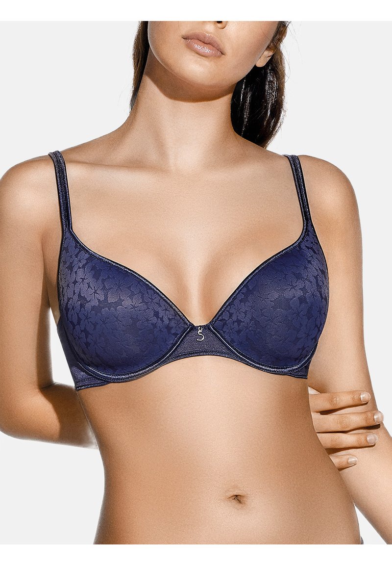 Sujetador de encaje azul marino con un diseño sin costuras, soporte con aros y tirantes delgados ajustables. Presenta un pequeño logo metálico en el centro.