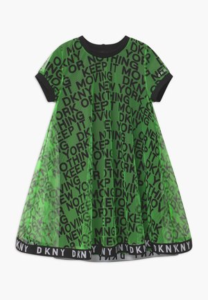 Abito verde con testo stampato nero, maniche corte, scollatura rotonda e fascia nera in vita. Realizzato in un leggero materiale in rete.