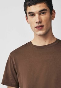 Next REGULAR - Basic póló - chocolate mid brown