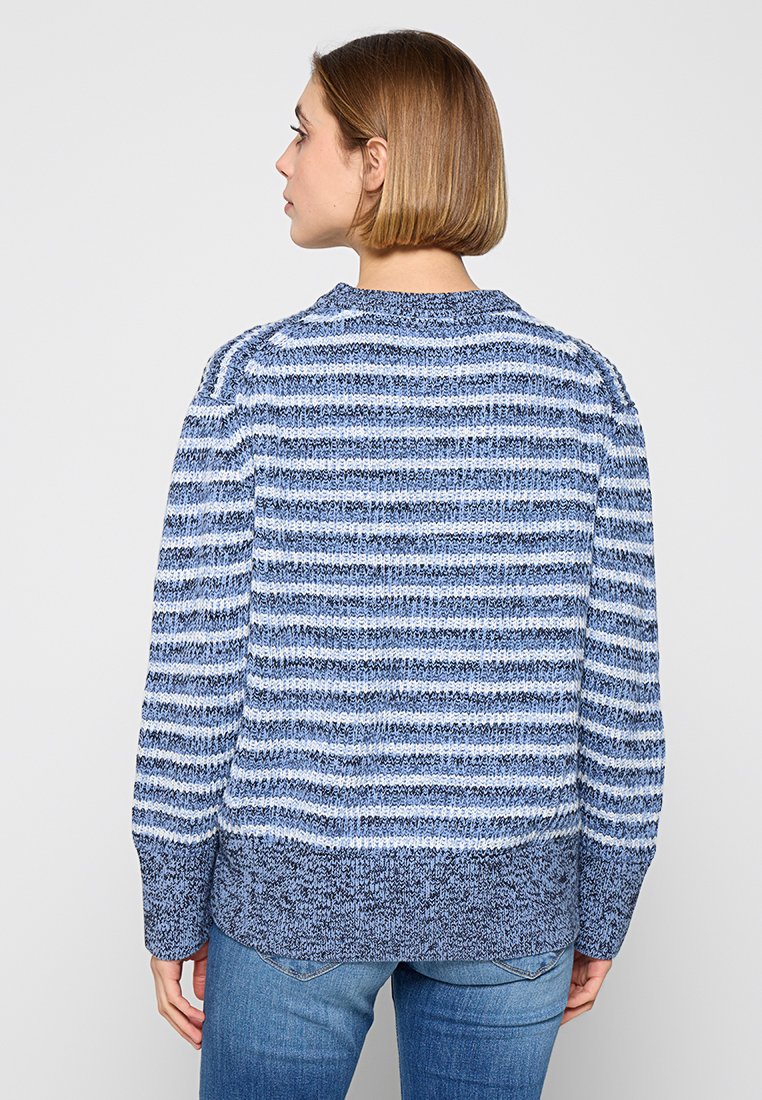 Suéter de punto a rayas azul y blanco con una superficie texturizada, cuello redondo y puños y bajo acanalados. Adecuado para el uso casual.