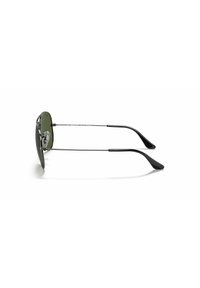 Occhiali da sole aviatore con lenti grigie, montatura in metallo e punte in plastica nera, che mostrano un design elegante e minimalista.
