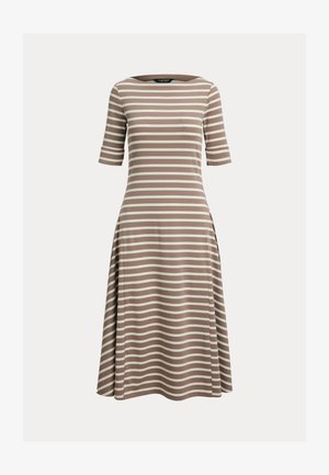 Stribet midi kjole med bådudskæring, korte ærmer, lavet af blødt stof i brune og cremede striber. A-formet silhuet med slidser i siderne.