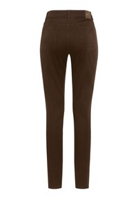 Pantalons marron ajustés avec une texture lisse. Comprend deux poches arrière et une taille avec une étiquette discrète.