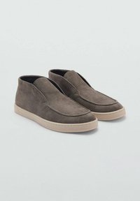 Pantofi slip-on din suede gri închis, cu vârf rotunjit, talpă din cauciuc bej în contrast și detaliu de cusătură minim pe margini.