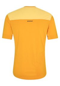 Camiseta deportiva amarilla con una sección superior de un amarillo claro en contraste y mangas cortas. Logo de la marca visible en la parte superior de la espalda.