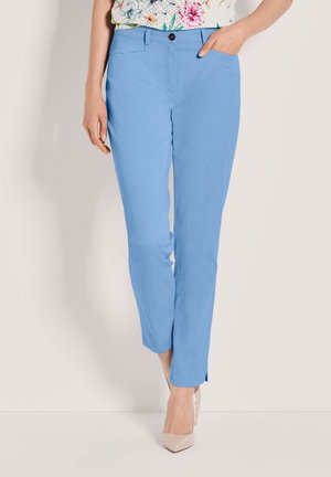 Lichtblauwe broek met een slanke pasvorm, voorzien van zijzakken, een knoopsluiting en gespleten zoom. Gemaakt van een zachte, gladde stof.