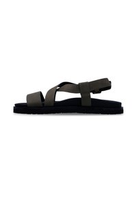 Καφέ δερμάτινα σανδάλια με δύο φαρδιές σταυρωτές λουρίδες, ρυθμιζόμενο λουράκι στη φτέρνα και μαύρη ελαστική σόλα, με μινιμαλιστικό σχεδιασμό.