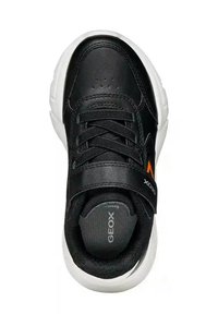 Scarpa da ginnastica nera con tomaia in pelle liscia, chiusura con lacci e suola bianca a contrasto. Include una punta rinforzata e una fascia con velcro.
