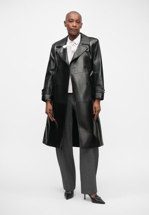 Rankning 16: Bally - Trenchcoat