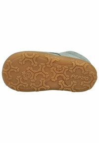 Sole dětské obuvi Pepino, světle hnědá guma s texturou vzoru psí kosti pro lepší přilnavost. Na boku se nachází modrý a šedý design.