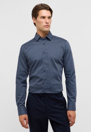 Marineblaue Hemd mit Knöpfen, kleinem geometrischen Muster, langen Ärmeln und klassischem Kragen. Glatt laufender Stoff, schlanke Passform und Knopfdetails.