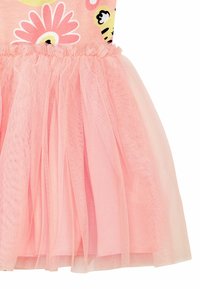 Roze tule jurk met een aansluitend bovenstuk met bloemmotieven. De rok heeft gelaagd, semi-transparant materiaal met een rimpelige taille.