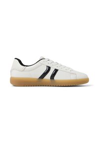 Weiße Ledersneaker mit schwarzen Lackstreifen, strukturiertem Finish, Gummisohle und einem Low-Top-Design mit schwarzem Innenfutter.