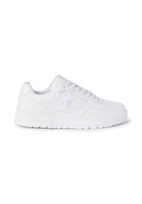 Witte sportieve schoen van synthetisch materiaal. Beschikt over een gladde oppervlakte, perforaties voor ventilatie en een logo aan de zijkant.