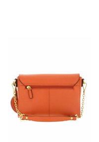 Sac à main en cuir orange avec une fermeture à rabat, des accents en métal doré, une anse en chaîne et une surface texturée présentant un motif subtil.