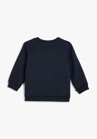 Sudadera azul marino con mangas largas, puños y cuello acanalados. Presenta una tela suave y texturizada con un diseño simple y liso.