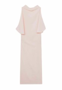 Rochie lungă, de un roz pal, confecționată dintr-un material moale, cu mâneci largi și un gât înalt, având un croi drept și un design minimalistic.
