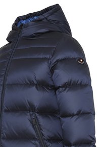 Giacca a vento blu navy con chiusura a zip, cappuccio e design trapuntato. Presenta un'etichetta con logo rotondo sul braccio e tessuto testurizzato.