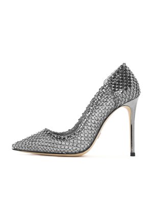 Silberner High-Heel-Pumps mit Mesh-Gewebe, bedeckt mit runden, reflektierenden Nieten, spitze Zehenpartie und schlanker metallischer Stiletto-Absatz.