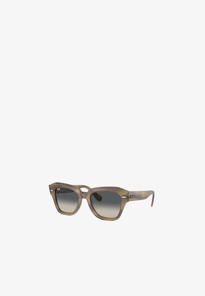 Occhiali da sole Ray-Ban con montatura traslucida grigio-marrone, forma quadrata, lenti nere graduali, con delicati dettagli del logo sulle astine.