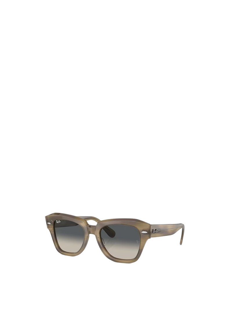 Occhiali da sole Ray-Ban con montatura traslucida grigio-marrone, forma quadrata, lenti nere graduali, con delicati dettagli del logo sulle astine.