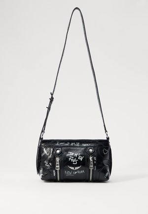 Schwarze Lederhandtasche in runder Form mit weißem Graffiti-ähnlichem Text, silbernen Reißverschlüssen und einem verstellbaren Schultergurt.