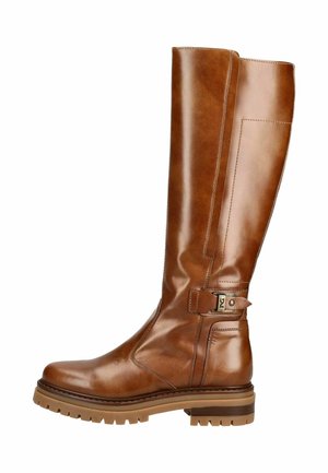 Hoher brauner Lederstiefel mit niedrigem Absatz, robuster Sohle und dekorativem Schnallenriemen um den Knöchel.