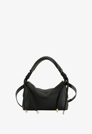 Schwarze Ledertasche mit gedrehtem Kordelgriff, goldfarbenem Reißverschluss und langem, verstellbarem Schulterriemen auf weißem Hintergrund.