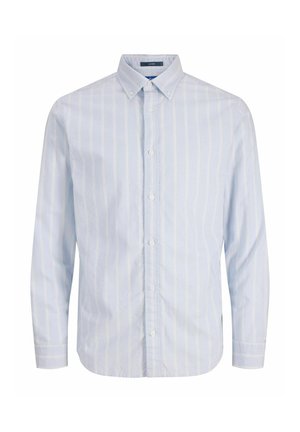 Chemise bleu clair à manches longues avec des rayures blanches verticales et un col à boutons, présentée sur un fond blanc uni.