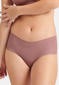 Bruine high-waisted slip gemaakt van gladde, rekbare stof met een naadloos ontwerp. Heeft een subtiele merklogo op de tailleband.