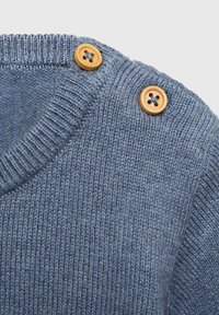 Pulover tricotat albastru cu guler rotund, textură ribbată și două nasturi din lemn pe umăr. Design simplu cu o finisare moale.